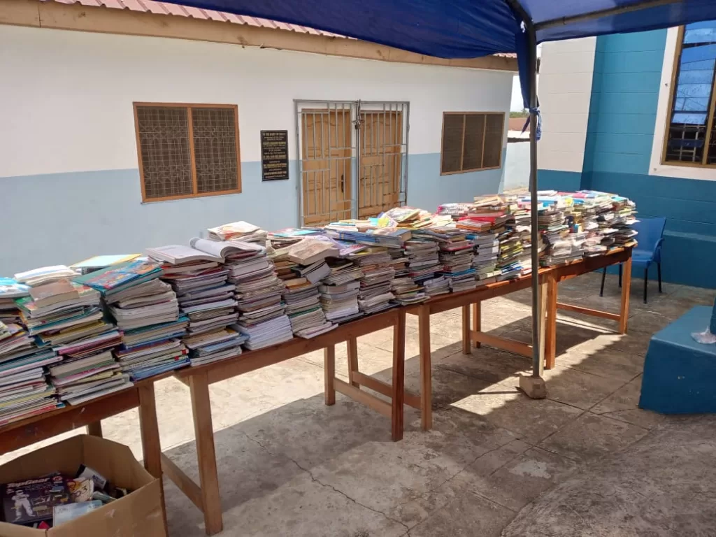 Nsawam-Adoagyiri MP Frank Annoh Dompreh donates books to Nsawam Anglican School